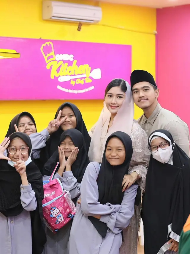 6 Gaya Anggun Erina Gudono Kenakan Kebaya dan Kerudung saat Buka Puasa Bareng Anak-anak Yatim