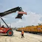 Proses bongkar muatan KA Logistik saat tiba di Stasiun JICT Tanjung Priok, Kamis (18/2). Dioperasikannya KA Logistik Tanjung Priok diharapkan mampu menurunkan masalah waktu bongkar muat atau dwelling time hingga dua hari. (Liputan6.com/Faizal Fanani)