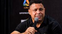 Legenda Timnas Brasil, Ronaldo Nazario, saat menghadiri jumpa pers jelang laga DRX World Legends versus Barcelona Legends di The Dharmawangsa Jakarta, Jakarta Selatan, Sabtu (17/4/2026). (Bola.com/Bagaskara Lazuardi)