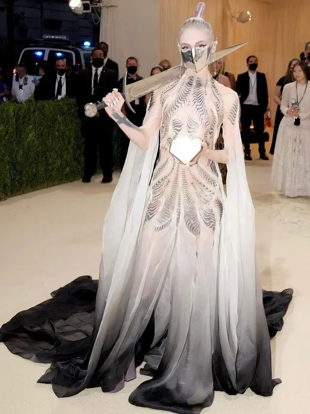 9 Seleb Berbusana Super Unik di Met Gala 2021, Kim Kardashian Tampil ‘Tanpa Wajah’