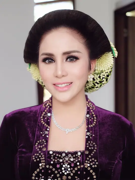 Momo Geisha Gelar Tedak Siten (Instagram/therealmomogeisha)