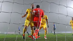 Para pemain Juventus merayakan keberhasilan Gianluigi Buffon menghalau tendangan penalti pada leg pertama semifinal Coppa Italia di Atleti Azzurri d'Italia stadium, Bergamo, Italia, (30/1/2018). Juventus menang 1-0. (Paolo Magni/ANSA via AP)