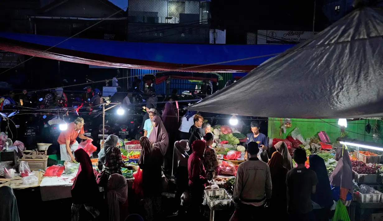 Sejumlah lapak yang dipadati pembeli adalah pedagang daun ketupat, daging (sapi, ayam) serta penjual bumbu-bumbu. (AP Photo/Dita Alangkara)