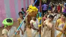 Seorang Wanita India berusaha memecahkan pot dengan mata tertutup pada perayaan Pongal di perguruan tinggi di Chennai, India (11/1). Perayaan festival Hindu ini jatuh pada bulan panen Januari hingga Februari. (AFP Photo/Arun Sankar)