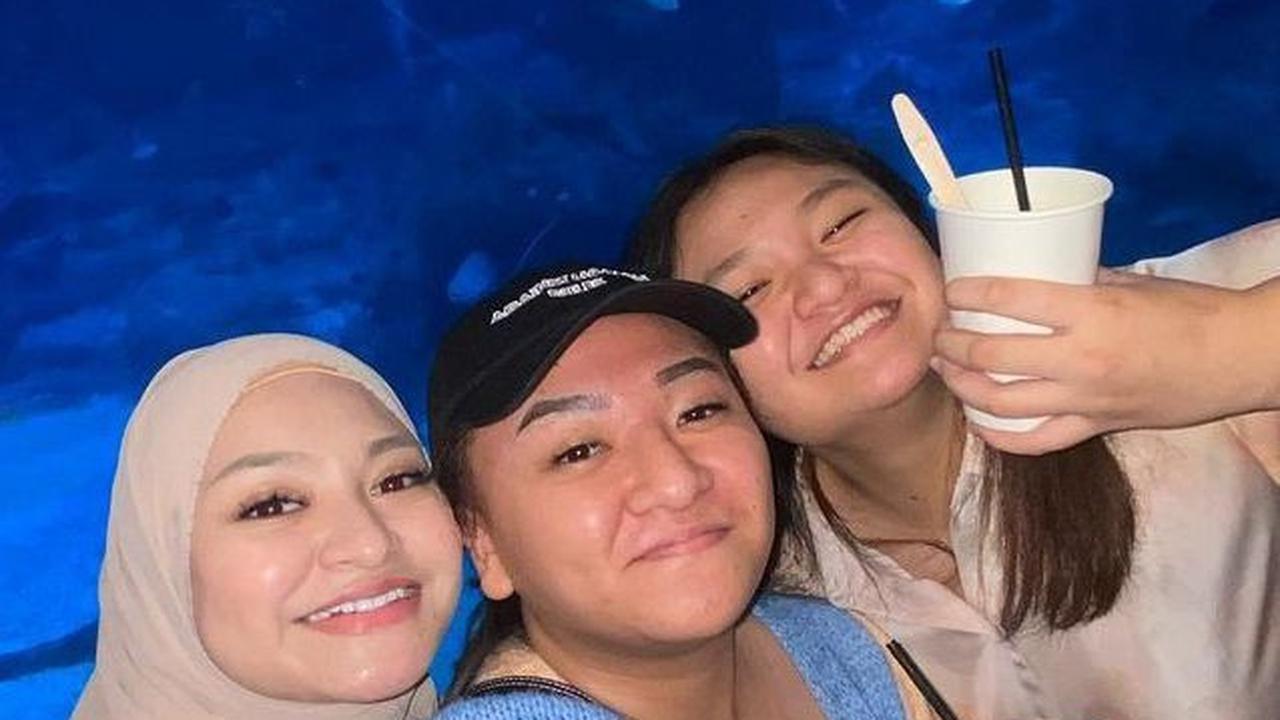 Nadya juga memberikan dukungan atas pilihan sang kakak melepas hijab.