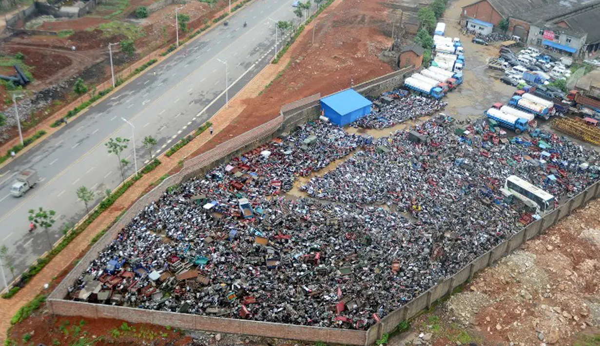 Pemandangan dari atas ribuan motor bekas yang menumpuk di sebuah tempat pembuangan di Binzhou, Hunan, China, 9 Juni 2015. (AFP PHOTO CHINA OUT)