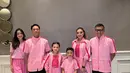 Ashanty dan Anang, serta kedua anak mereka, bersama Azriel dan kekasihnya, Sarah Menzel tampil kompak mengenakan busana serba pink. [Foto: Instagram/ashanty_ash]