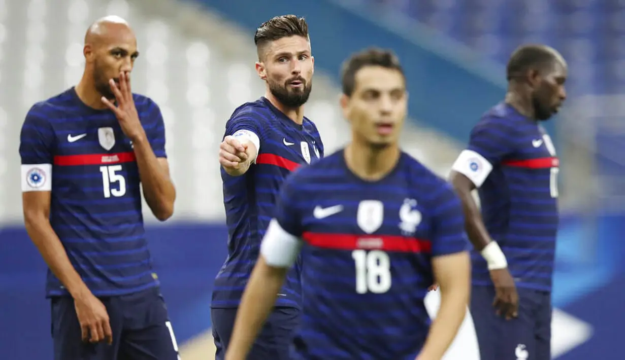 Para pemain Prancis tampak kecewa usai ditaklukkan Finlandia pada laga uji coba di Stadion Stade de France, Rabu (11/11/2020). Prancis takluk dengan skor 0-2. (AP/Michel Euler)