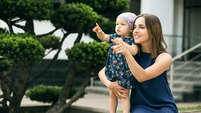 Cara Ibu Muda Menghadapi Tekanan Sosial dengan Percaya Diri (Foto: Freepik)