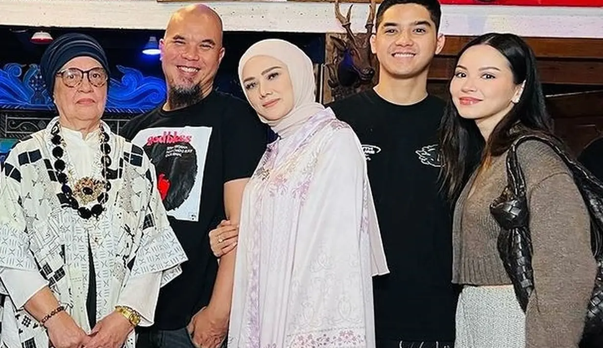 <p>Inilah foto lintas generasi keluarga Ahmad Dhani, ia bersanding dengan Mulan Jameela. Di sampingnya tampak sudah lengket Al Ghazali dan Alyssa Daguise yang belakangan dikabarkan segera menikah. Persiapan pernikahan mereka sudah dicicil sedikit demi sedikit. (Liputan6.com/IG/@ahmaddhaniofficial)</p>
