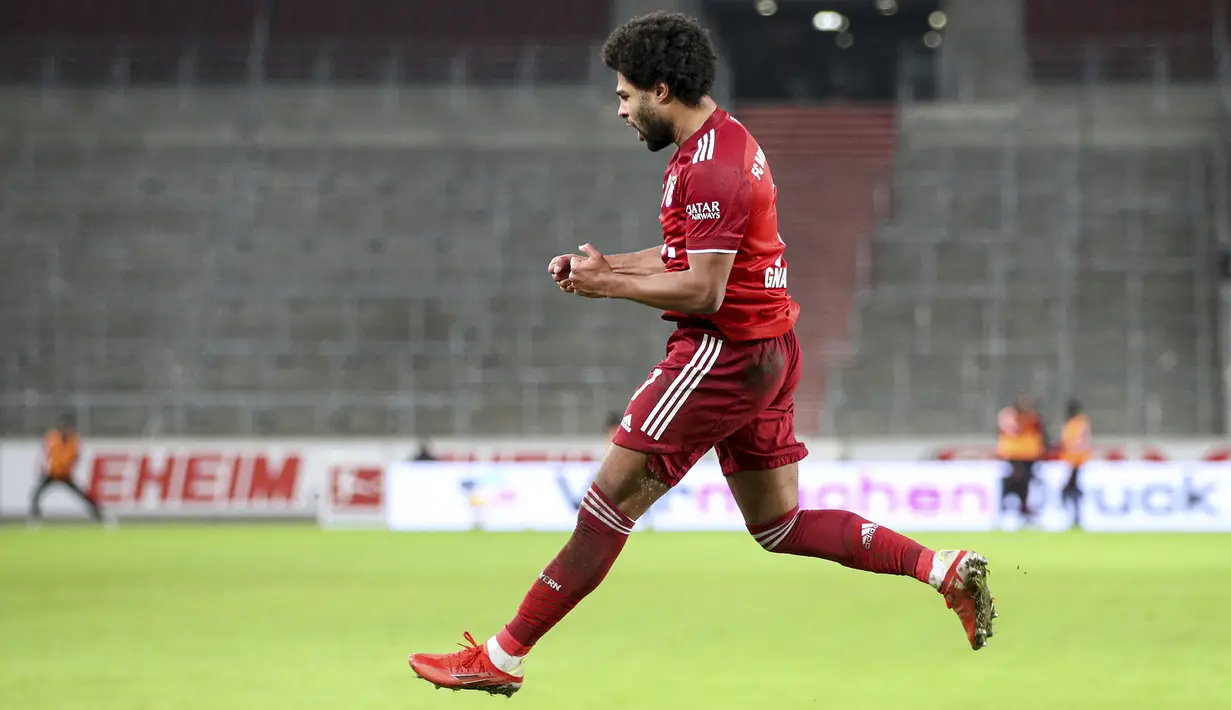 Di awal babak kedua pada menit ke-53, Bayern Munchen menambah keunggulan menjadi 2-0. Serge Gnabry mencetak gol keduanya usai mengecoh bek VFB Stuttgart, Marc Kempf untuk kemudian menaklukkan Florian Mueller via tembakan kaki kiri ke sudut bawah gawang. (AP/Tom Weller)