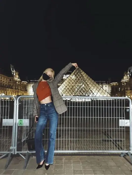 Salah satu contoh padu padan denim ala Parisian. Seperti Rose BLACKPINK yang tampil modis dengan cropped sweater, blazer, dan denim. [Instagram/roses_are_rosie]
