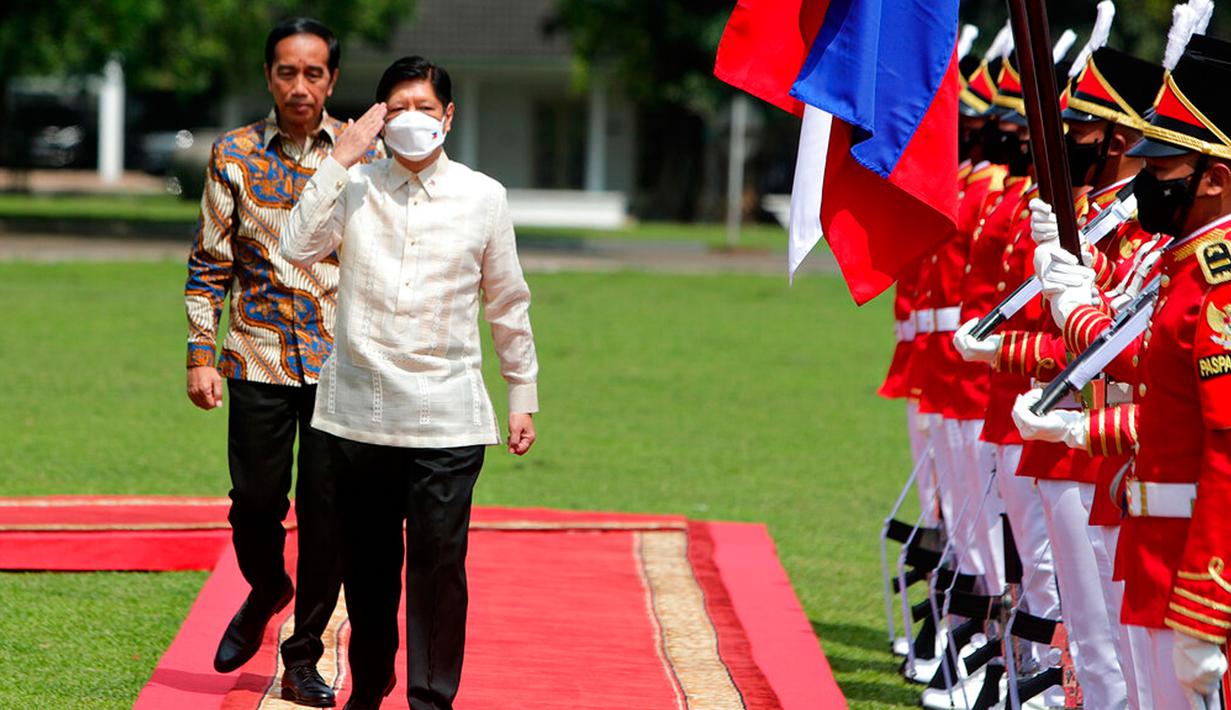 Presiden Indonesia Joko Widodo atau Jokowi (kiri) menyambut Presiden Filipina Ferdinand Marcos Jr (tengah) setibanya di Istana Kepresidenan Bogor, Bogor, Jawa Barat, Senin (5/9/2022). Jokowi dan Ibu Negara Iriana menyambut Presiden Ferdinand Marcos Jr serta sang istri yang turun dari mobilnya. (Adi Weda/ Pool Photo via AP)