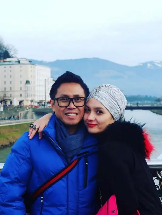 "Alhamdullilah hari ini 22 tahun perjalanan pernikahan kita mohon doanya agar kita selalu setia, langgeng, sehat dan dapat manfaat untuk membesarkan anak-anak, tetap sakinah, mawadah, waramah, Istiqomah @viona__rosalina," tulis ekopatriosuper tepat di hari istimewanya. [Instagram/ekopatriosuper]