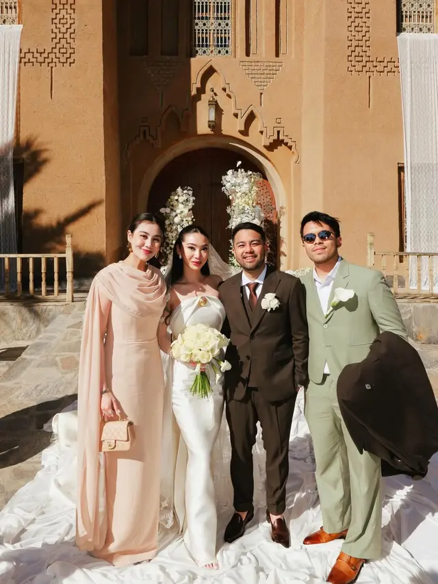 9 Potret Artis Jadi Bridesmaid & Groomsmen Pernikahan Ranggaz Laksmana di Maroko