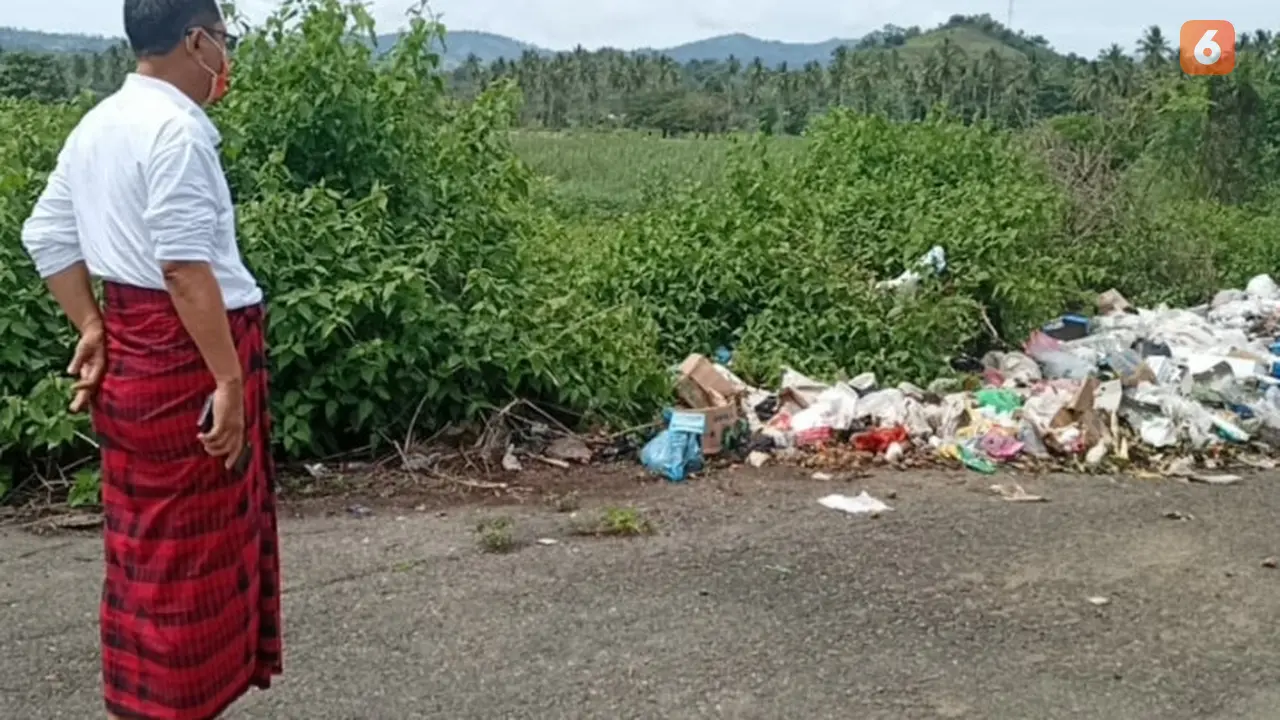 Wakil Bupati Gorontalo Utara (Gorut) Thariq Modanggu saat mendapati ada tumpukan sampah (Liputan6.com/Arfandi Ibrahim)