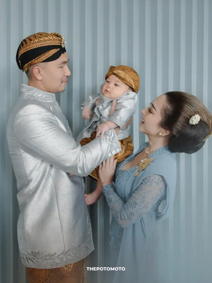 [Fimela] Acara Tedak Siten Anak Nikita Willy dan Indra