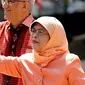 Halimah Yacob melambaikan tangan ke pendukungnya saat tiba untuk menyerahkan berkas pencalonan presiden di Singapura, Rabu (13/9). Halimah telah malang melintang di perpolitikan Singapura, serta menjadi ketua parlemen sejak 2013. (AP Photo/Wong Maye-E)