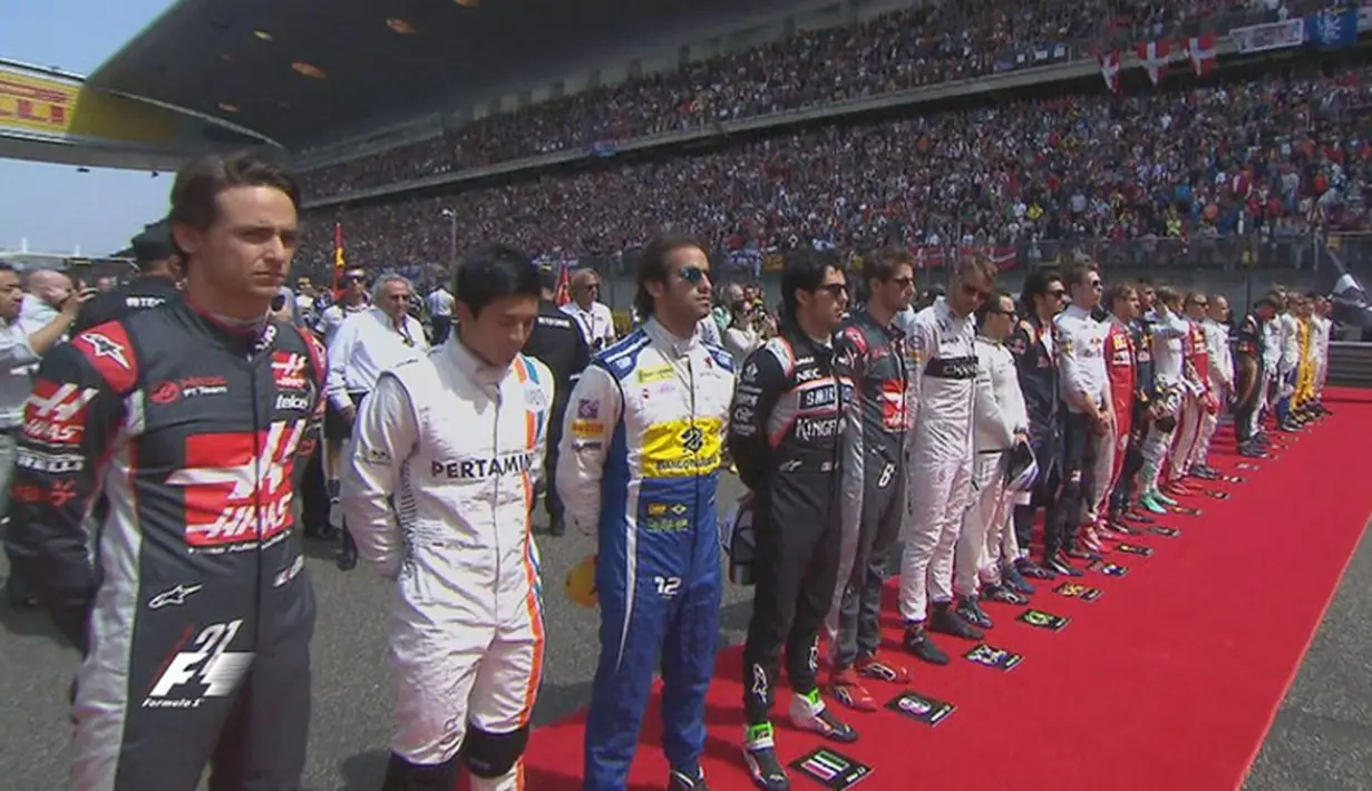 Pebalap Manor Racing asal Indonesia, Rio Haryanto (kedua dari kiri), bersama pebalap F1 lainnya jelang start balapan F1 GP China di Sirkuit Internasional Shanghai, China, Minggu (17/4/2016). (Bola.com/Twitter/F1)