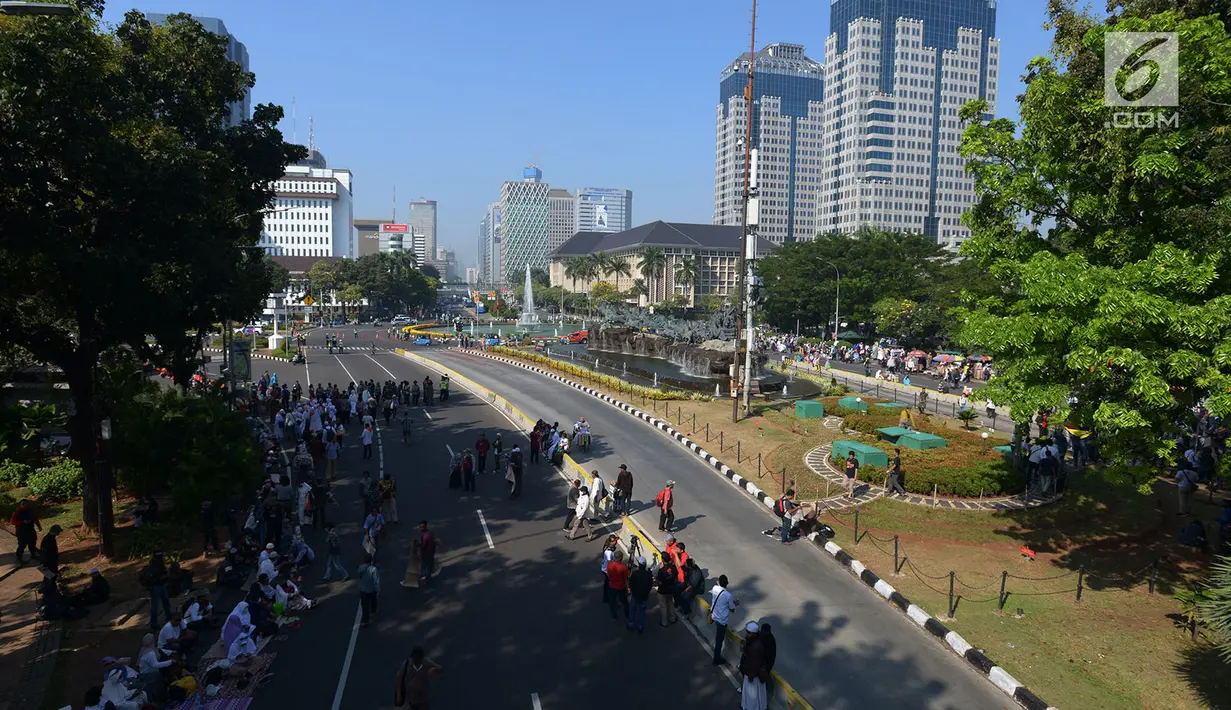 Akses menuju Gedung Mahkamah Konstitusi terlihat lengang di Jalan Merdeka Barat, Jakarta, Kamis (27/6/2019). Puluhan ribu personel TNI-Polri dikerahkan guna mengamankan sidang pembacaan putusan hasil sengketa pilpres 2019 serta melakukan penutupan jalan menuju Gedung MK. (merdeka.com/Imam Buhori)