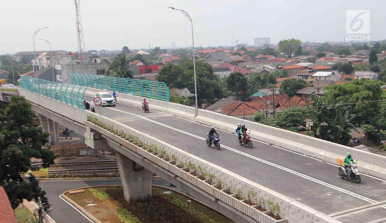 Suasana Flyover Bintaro, Jakarta, Selasa (6/3). Flyover ini sudah bisa dilintasi pengendara roda dua dan roda empat dari arah Jalan Bintaro Permai menuju Jalan Veteran, Tanah Kusir, Pondok Indah maupun arah sebaliknya. (Liputan6.com/Johan Tallo)