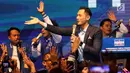 Ketua Kogasma Partai Demokrat, Agus Harimurti Yudhoyono (AHY) menyanyi bersama para pendukungnya di Djakarta Theater, Jakarta, Jumat (1/3) malam. Pidatonya mewakili Ketua Umum Partai Demokrat SBY karena masih di Singapura. (Liputan6.com/Angga Yuniar)