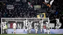 Para pemain Juventus merayakan kemenangan bersama suporter usai pertandingan melawan Inter Milan pada lanjutan Liga Serie A Italia di Allianz stadium, Turin (7/12). Juventus menang tipis atas Inter Milan 1-0. (AFP Photo/Marco Bertorello)