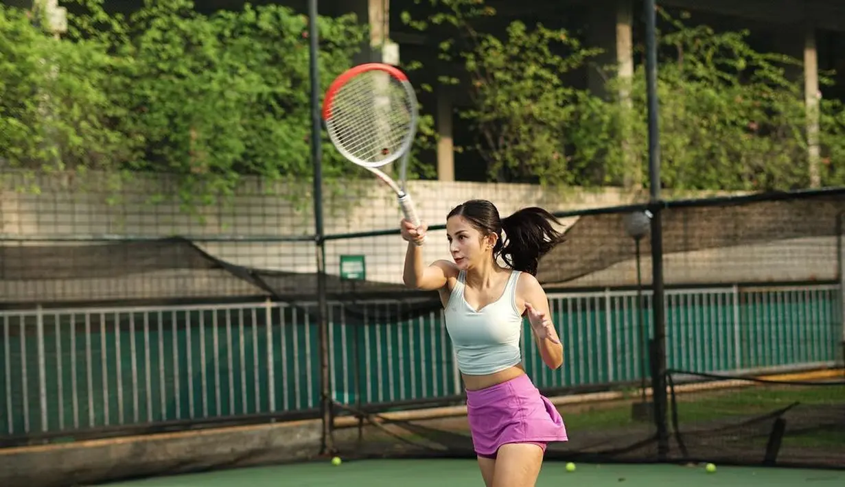 Begini gaya Kirana Larasati saat melempar bola tenis kepada lawannya. Penuh semangat ya. (Foto: Instagram/@kiranalarasati)