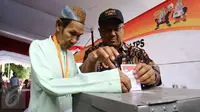 Komisioner KPU, Arief Budiman mendampingi penyandang disabilitas memasukan surat suara di Pulau Pramuka, Kepulauan Seribu, Jakarta, Sabtu (4/2). Simulasi dilakukan demi menjaga ke utuhan prosedur yang ditentukan KPU RI. (Liputan6.com/Helmi Afandi)