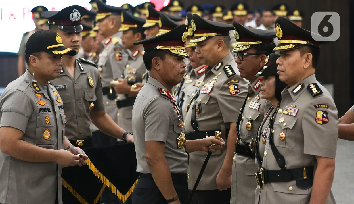 Kapolri Jenderal Idham Azis memimpin upacara sertijab Kepala Divisi Hubungan Internasional Polri dan sejumlah Kapolda di Rupatama Mabes Polri, Jakarta, Selasa (11/2/2020). Idham Azis memimpin 8 Kapolda yang dirotasi dan pejabat utama lain untuk melafalkan sumpah jabatan. (Liputan6.com/Johan Tallo)