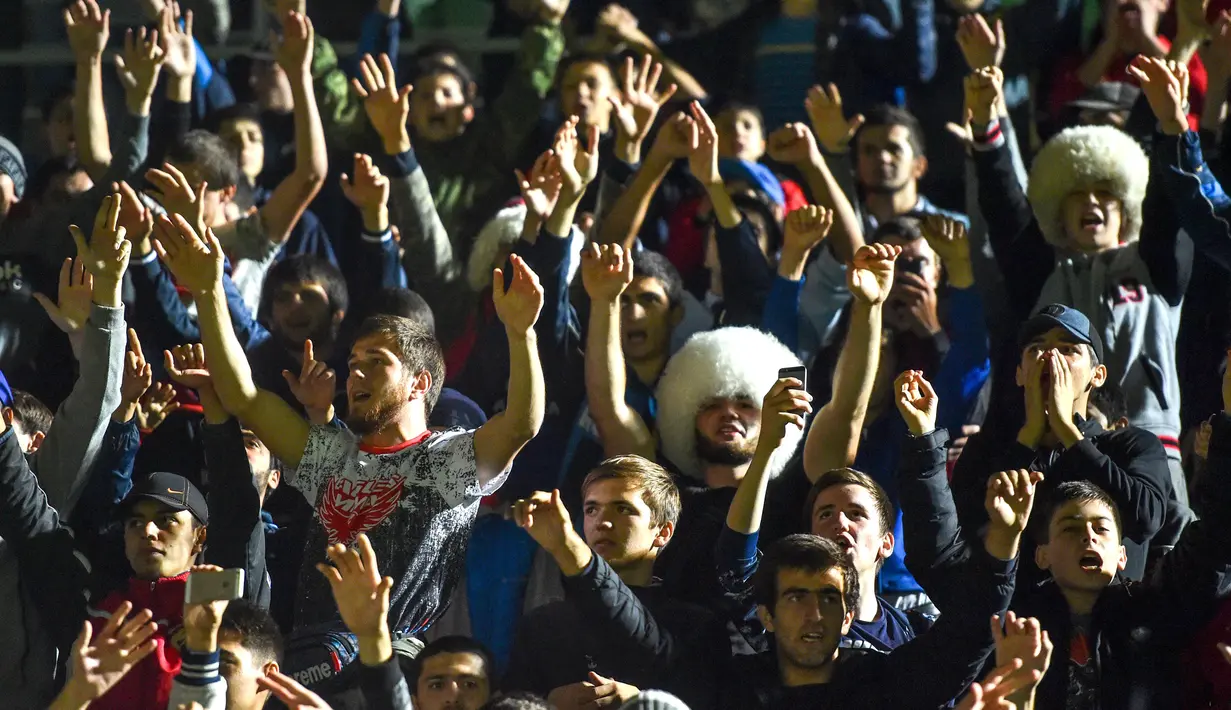 Penggemar bersorak menyambut juara kelas ringan UFC, Khabib Nurmagomedov di Stadion Anzhi Arena, Rusia, Senin (8/10). Khabib menjadi pusat perhatian dunia usai sukses mempertahankan sabuk juara kelas ringan UFC melawan Conor McGregor. (AFP/Vasily MAXIMOV)