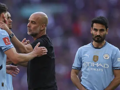 Ekspresi kecewa pelatih Manchester City, Pep Guardiola bersama para pemainnya setelah kalah dari Crystal Palace dalam laga final Piala FA 2024/2025 yang berlangsung di Stadion Wembley, London, Inggris, Sabtu (17/05/2025) waktu setempat. (AP Photo/Ian Walton)