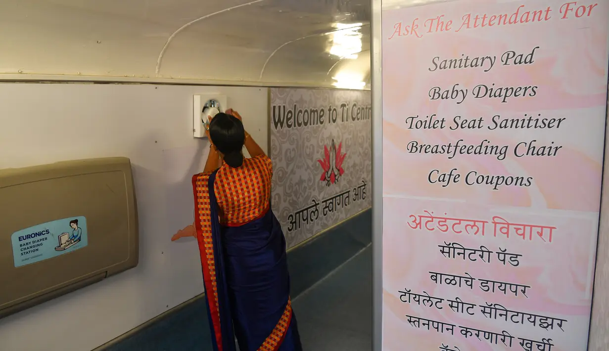 Foto pada 9 Februari 2020 menunjukkan petugas membersihkan bagian dalam toilet keliling di sebuah bus di taman umum di Pune, India. Proyek Ti Toilet, sebuah bus yang diubah menjadi toilet dan diluncurkan pada tahun 2016, adalah gagasan Ulka Sadalkar dan Rajeev Kheer. (Indranil MUKHERJEE/AFP)