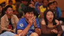 Eksepresi kecewa dua anggota komunitas suporter Chelsea CISC Regional Jakarta saat menyaksikan tim kesayangannya gagal memanfaatkan peluang pada pertandingan Premier League 2023/2024 antara Chelsea melawan Fulham dalam acara Roaring Night di Hotel Ibis Styles, Tanah Abang, Jakarta Pusat, Sabtu (13/1/2024) malam. (Bola.com/M Iqbal Ichsan)