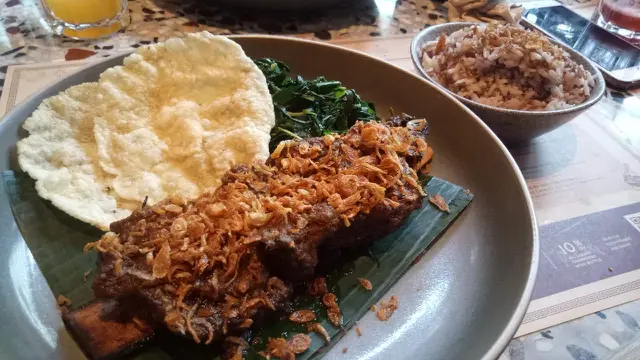 Rendang Short Ribs salah satu menu rekomendasi di Social House.