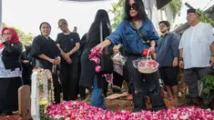Penyanyi rock senior Atiek CB menghadiri prosesi pemakaman musisi sekaligus pelatih vokal ternama Indonesia, Doddy Katamsi, di TPU Komplek Hankam Pangkalan Jati, Pondok Labu, Jakarta Selatan, Jumat (16/10/2026). Atiek tampak berduka atas kepergian sahabatnya yang dikenal sebagai mantan vokalis band rock legendaris Elpamas. Ia mengenang Doddy sebagai salah satu pelatih vokal terbaik (the best vocal coach) yang memiliki energi luar biasa serta semangat bermusik tinggi hingga akhir hayatnya. Prosesi pemakaman berlangsung khidmat dan penuh haru. Putri almarhum, Chika Katamsi, tak kuasa menahan tangis saat jenazah sang ayah dimasukkan ke liang lahat hingga harus dibopong oleh kerabat.