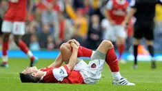 Striker Arsenal Robin van Persie tergeletak kesakitan akibat cedera lutut yang dialaminya di laga lanjutan EPL melawan Blackburn Rovers di Ewood Park, 28 Agustus 2010. AFP PHOTO / ANDREW YATES