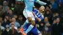 Gelandang City, Raheem Sterling (kiri) berusaha mengontrol bola dari kawalan Domagoj Vida pada leg kedua 16 besar Liga Champions di Stadion Etihad, Inggris, Rabu (16/3). City berhasil masuk perempat final Liga Champion. (Reuters/Phil Noble)