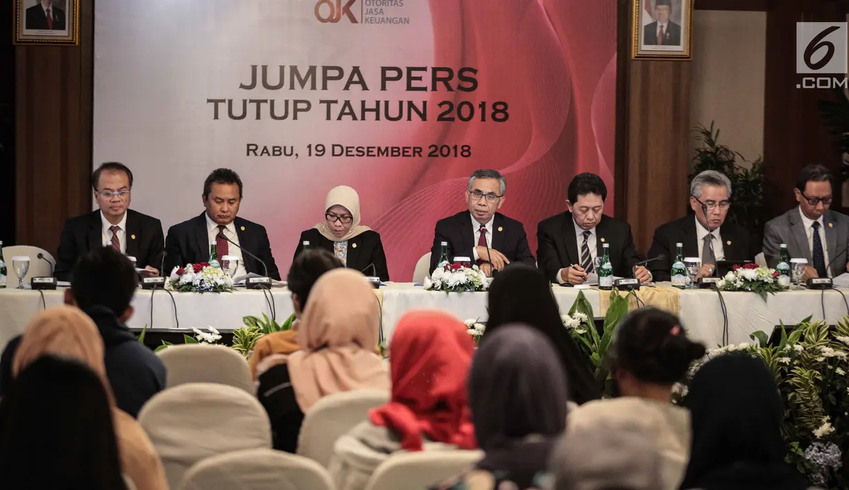 Ketua Dewan Komisioner Otoritas Jasa Keuangan (OJK) Wimboh Santoso (tengah) menggelar jumpa pers di Gedung OJK, Jakarta, Rabu (19/12). OJK mencatat intermediasi jasa keuangan Indonesia berada pada level positif. (Liputan6.com/Faizal Fanani)