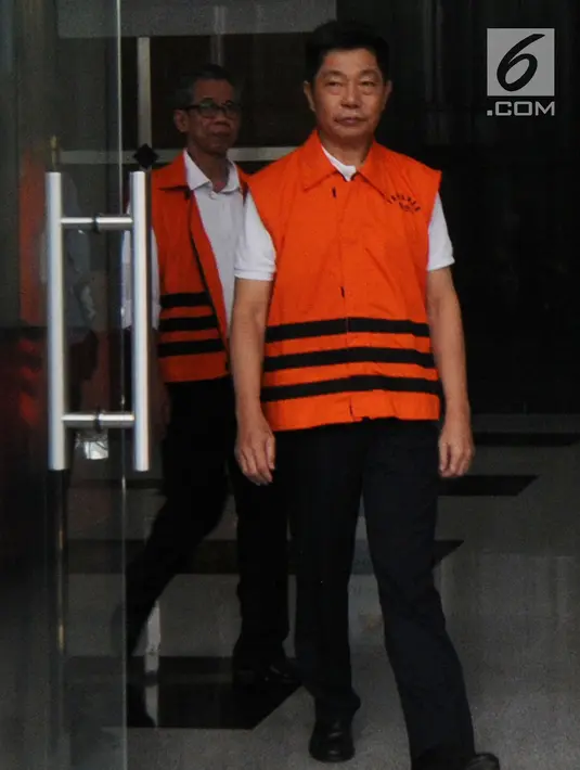Dua tersangka Kepala KPP Pratama Ambon La Masikamba (belakang) dan pemilik CV AT, Anthony Liando memakai rompi tahanan usai menjani pemeriksaan perdana pasca ditahan di gedung KPK, Jakarta, Rabu (31/10). (Merdeka.com/Dwi Narwoko)