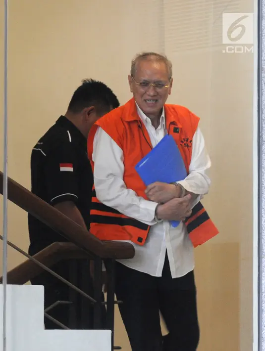 Direktur PT Cahaya Prima Cemerlang, Freddy Lumban Tobing menaiki tangga saat akan menjalani pemeriksaan di Gedung KPK, Jakarta, Senin (8/7/2019). Freddy diperiksa sebagai tersangka terkait dugaan korupsi pengadaan dan penanganan virus flu burung di Kementerian Kesehatan. (merdeka.com/Dwi Narwoko)