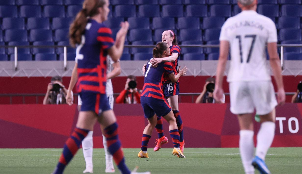 Tim Amerika Serikat tampil dominan di babak pertama. Terbukti, ketika permainan memasuki menit kesembilan, mereka berhasil membuka keunggulan lewat Rose Lavalle (tengah-kanan). Mereka juga berhasil gandakan keunggulan lewat Lindsey Michelle Horan di penghujung babak pertama. (Foto: AFP/Ayaka Naito)