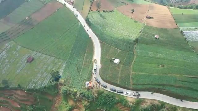 Jalan tembus Banjarnegara-Batang di Dieng yang dijuli tol kahyangan. (Foto: Liputan6.com/Rudal Afgani)