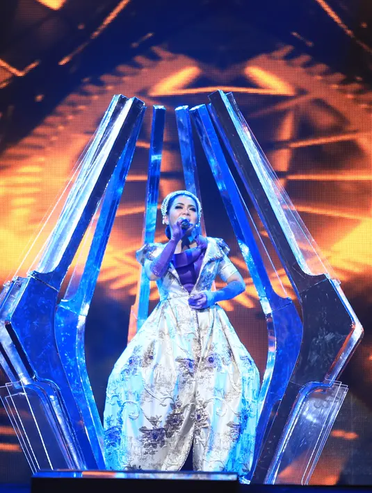 Saat menjadi salah satu pengisi acara HUT Indosiar ke-22, yang berlangsung Rabu (11/1) malam, ia berbeda dengan penampilan sebelumnya. Kali ini, ia tampil lebih simpel, namun tetap elegan. (Adrian Putra/Bintang.com)