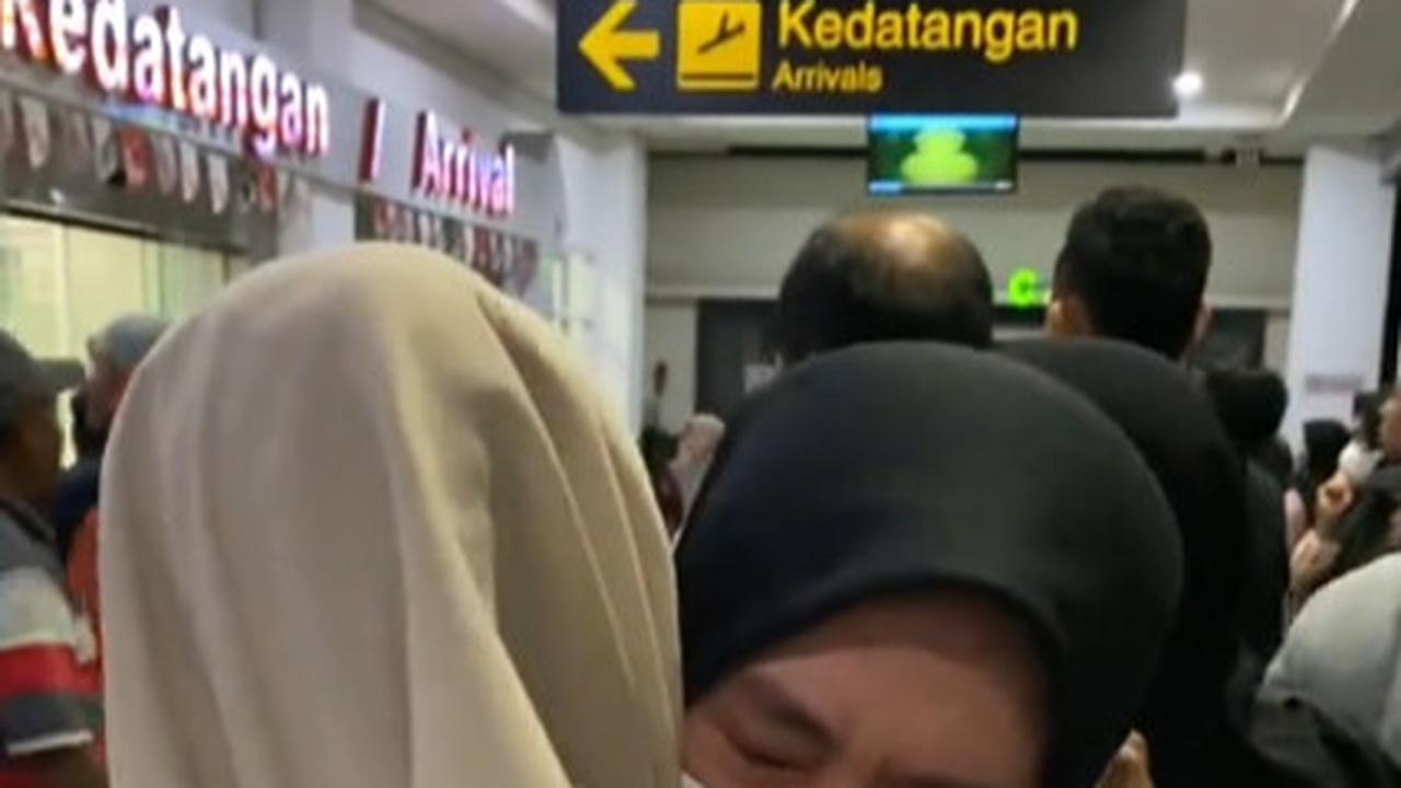 Peluk Erat Bak Lepas Kerinduan, Momen Wanita Sambut Ibunda yang Datang Dari Luar Negeri Ini Bikin Haru
