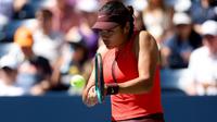 Emma Raducanu dari Britania Raya bertanding melawan Janice Tjen dari Indonesia dalam pertandingan Putaran Kedua Tunggal Putri mereka pada Hari Keempat AS Terbuka 2025 di USTA Billie Jean King National Tennis Center pada 27 Agustus 2025 di kawasan Flushing, Queens, New York City. (Matthew Stockman/Getty Images via AFP)