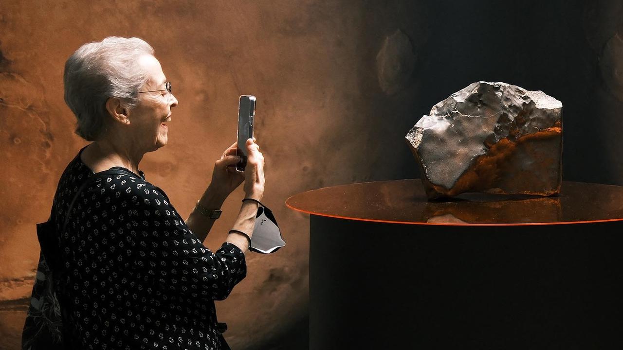 FOTO: Penampakan Batu Dari Planet Mart Mars yang Terjual Rp107 Miliar