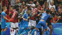 Sempat terjatuh, Dimitri Payet (tengah) lalu bangkit dan melempar balik botol tersebut ke arah suporter Nice. Akibat sikap Payet, para suporter menyerbu masuk ke lapangan karena merasa mendapat perlawanan. (Foto: AFP/Valery Hache)