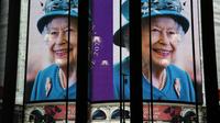 Gambar Ratu Elizabeth II dari Inggris ditampilkan pada layar digital besar untuk menandai dimulainya Platinum Jubilee di Piccadilly Circus, 6 Februari 2022. Ratu Elizabeth II menjadi raja Inggris pertama yang memerintah selama tujuh dekade. (Daniel LEAL/AFP)