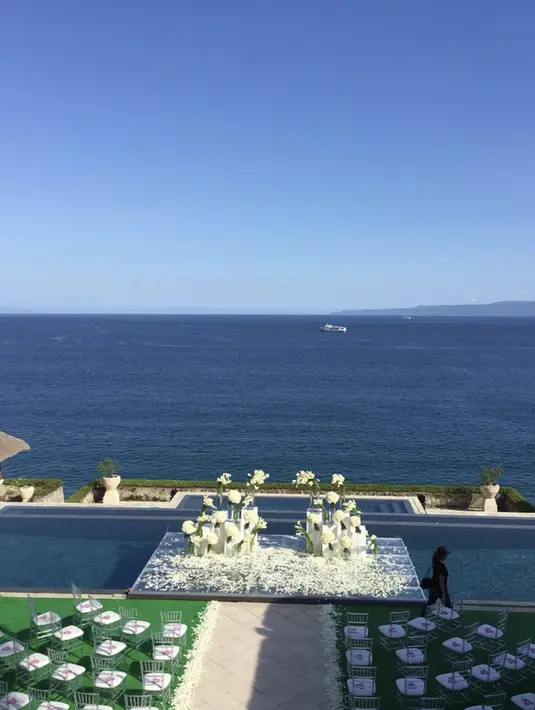 Amankila memiliki keindahan tanpa batas. Salah satu spot favorit adalah lokasi yang menghadap langsung ke  laut lepas. [Foto: Instagram/ AmankilaBali]